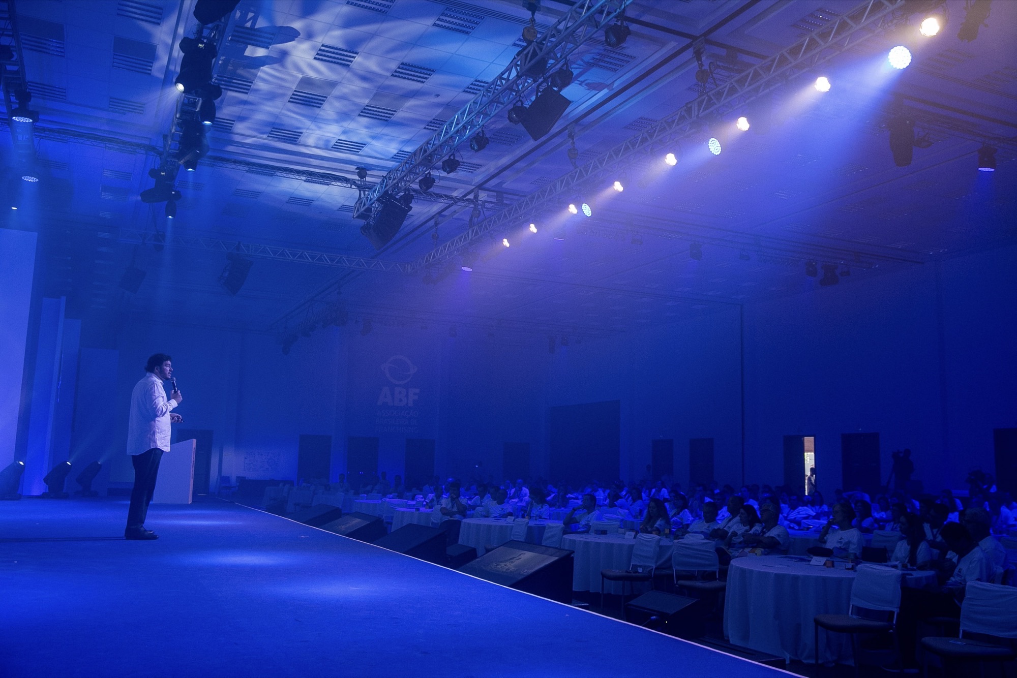 Fernando Palacios em palestra para grande auditório corporativo